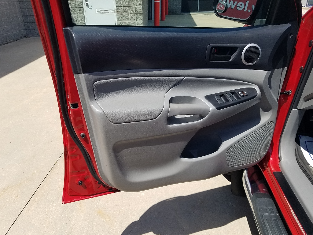 Used 2015 Toyota Tacoma Base with VIN 3TMLU4EN6FM193645 for sale in Kansas City