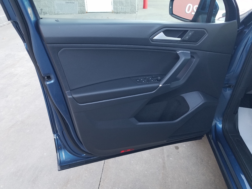 Used 2020 Volkswagen Tiguan SE with VIN 3VV2B7AX8LM011693 for sale in Kansas City