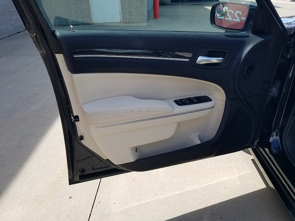 Used 2019 Chrysler 300 Touring with VIN 2C3CCAAG5KH517092 for sale in Kansas City