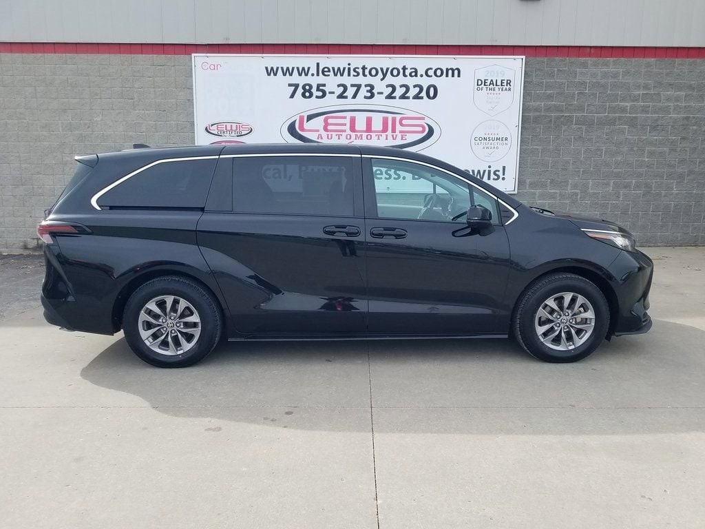 Used 2023 Toyota Sienna LE with VIN 5TDKRKEC8PS140169 for sale in Kansas City