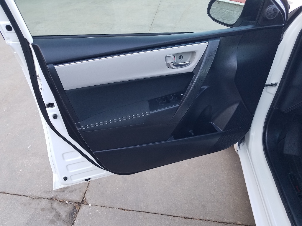 Used 2018 Toyota Corolla LE with VIN 5YFBURHE8JP804085 for sale in Kansas City