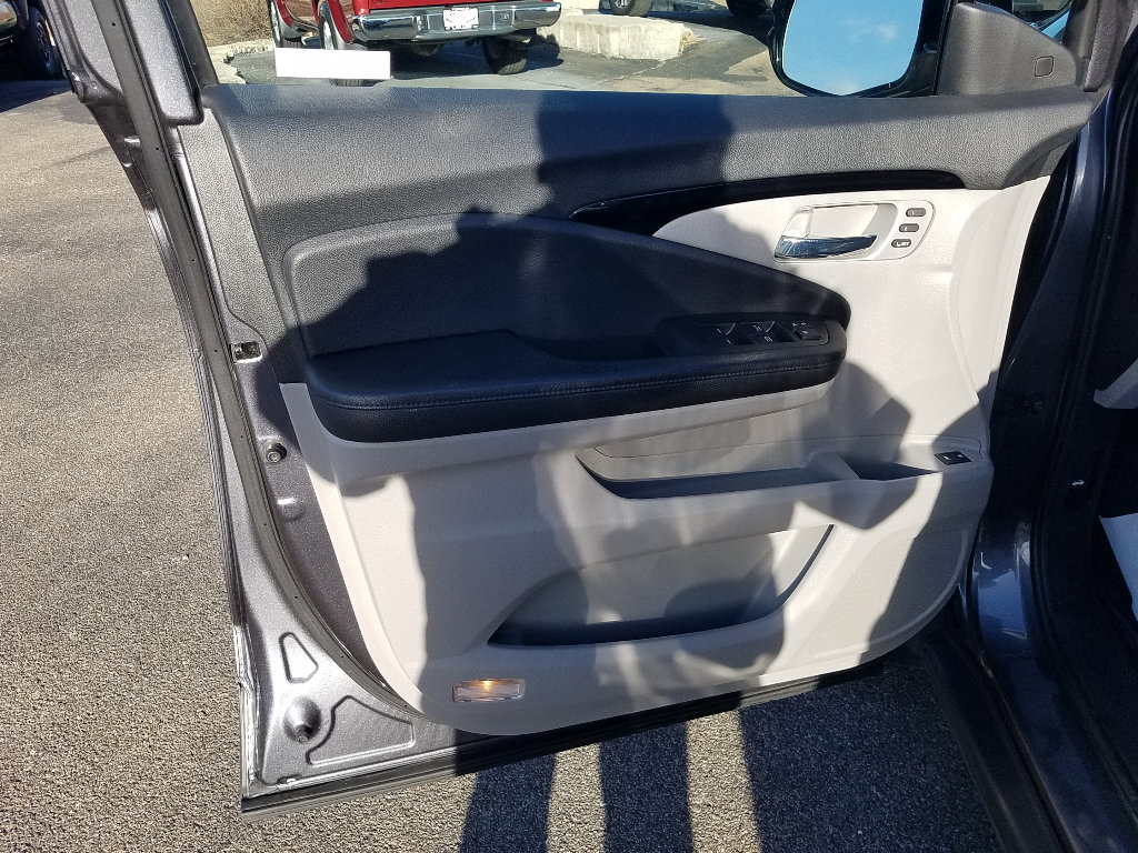 Used 2020 Honda Pilot Touring with VIN 5FNYF6H60LB032952 for sale in Kansas City