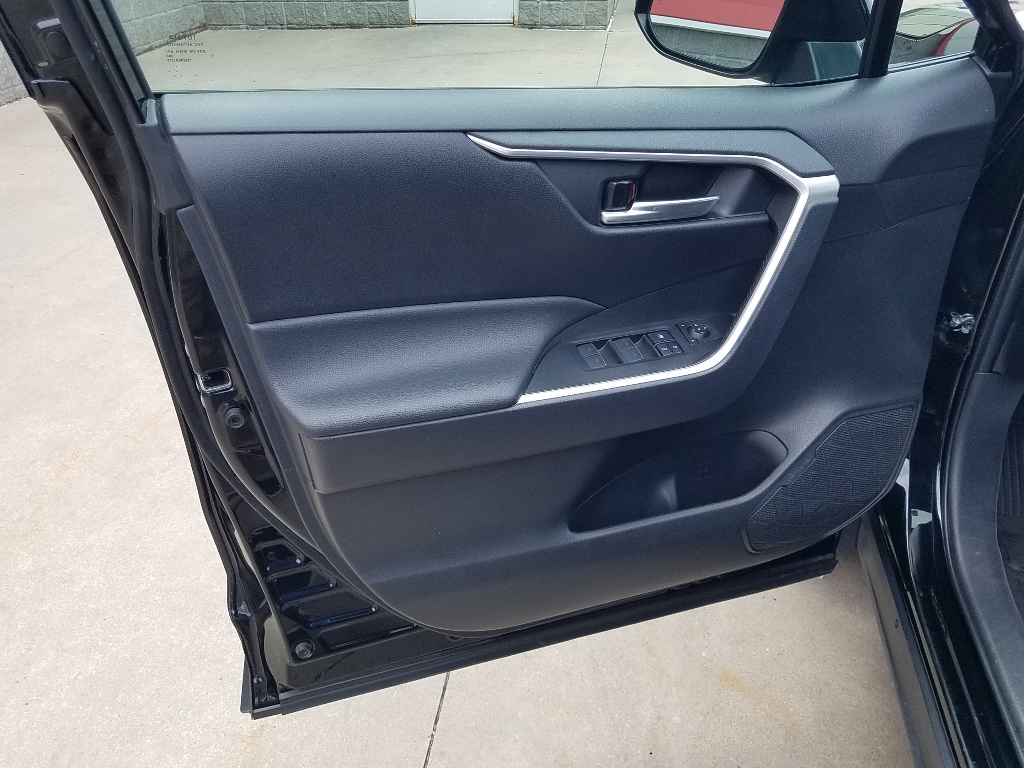 Used 2025 Toyota RAV4 XLE with VIN 2T3RWRFV4SW264561 for sale in Kansas City