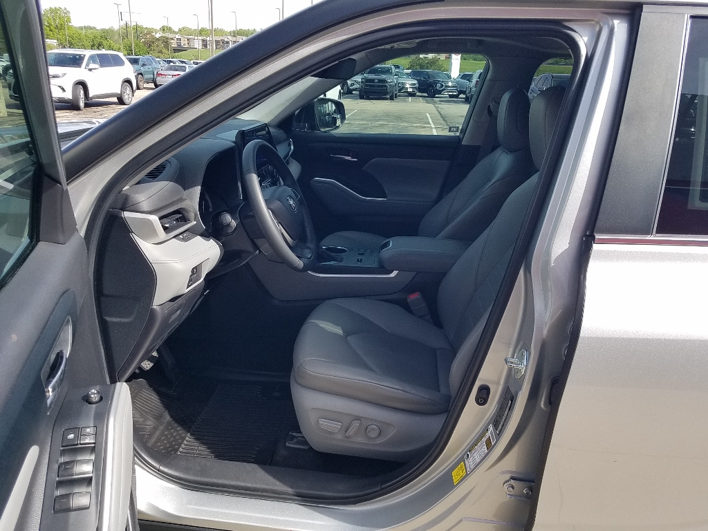 Used 2023 Toyota Highlander L with VIN 5TDKDRAH9PS004285 for sale in Kansas City