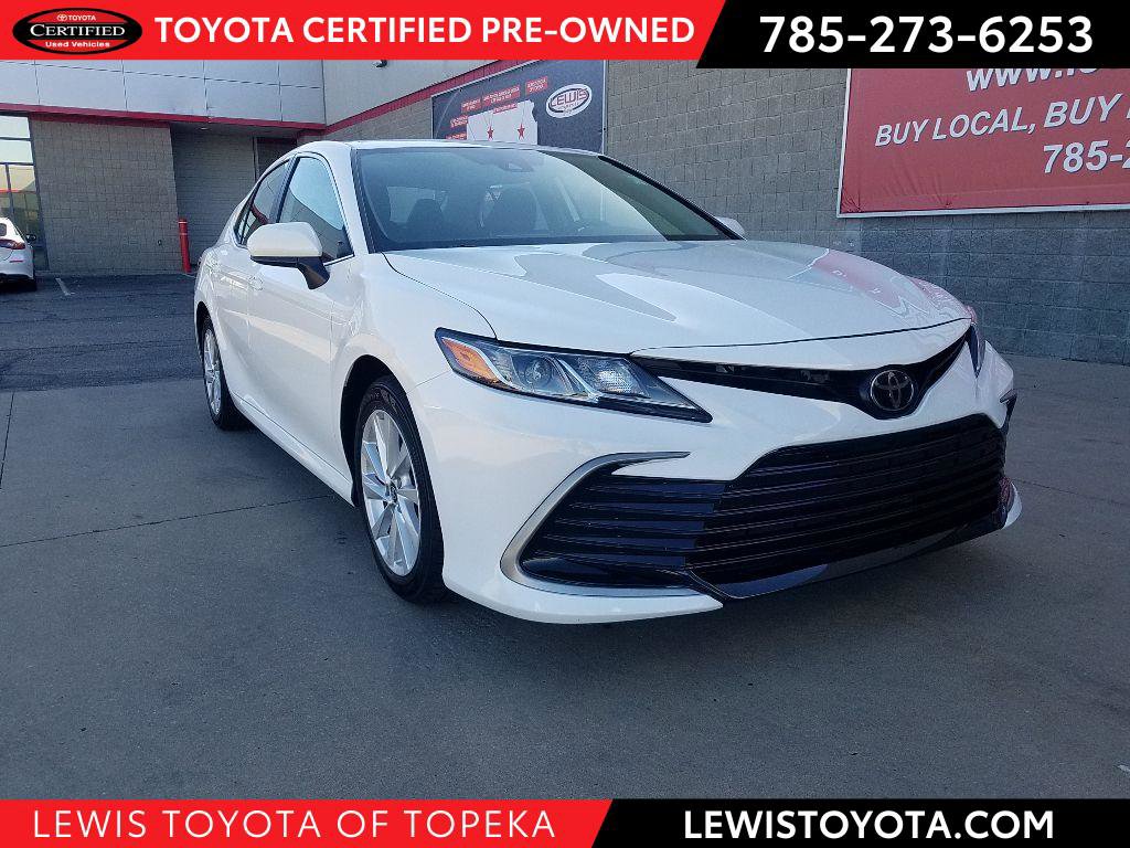 2024 Toyota Camry LE's photo