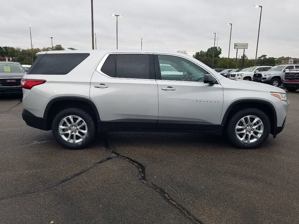 Used 2018 Chevrolet Traverse LS with VIN 1GNEVFKW9JJ108793 for sale in Kansas City