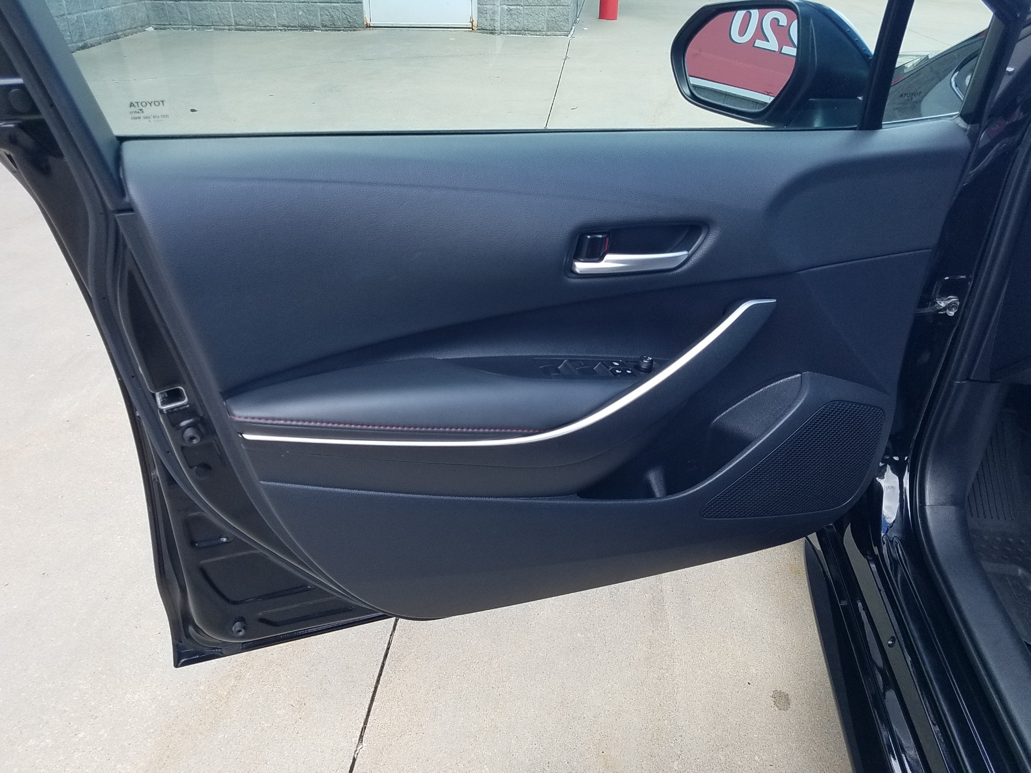 Used 2025 Toyota Corolla SE with VIN 5YFS4MCE0SP233090 for sale in Kansas City