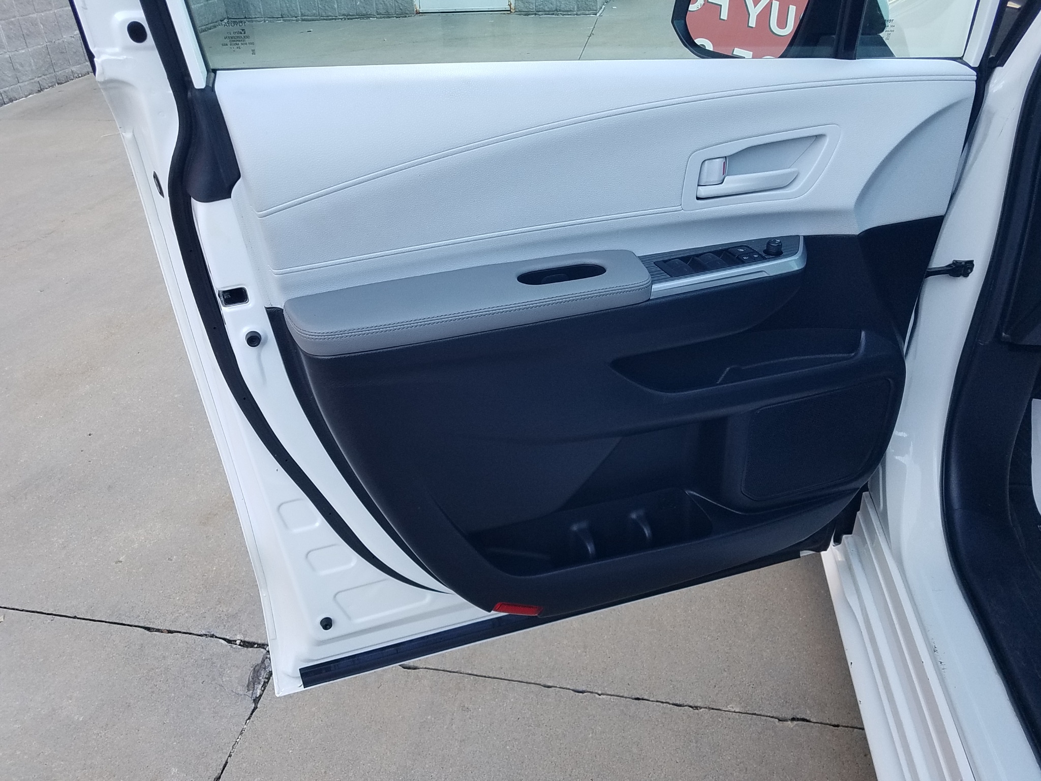 Used 2025 Toyota Sienna LE with VIN 5TDKRKEC6SS235094 for sale in Kansas City