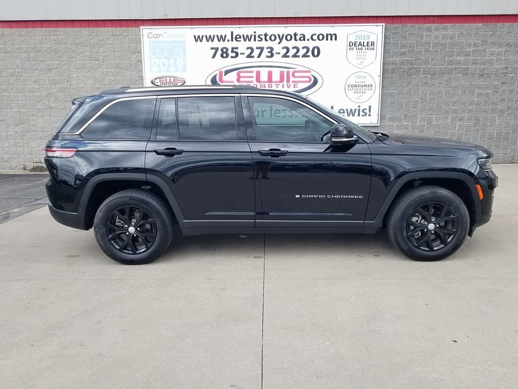 Used 2023 Jeep Grand Cherokee Limited with VIN 1C4RJHBG3PC560729 for sale in Topeka, KS