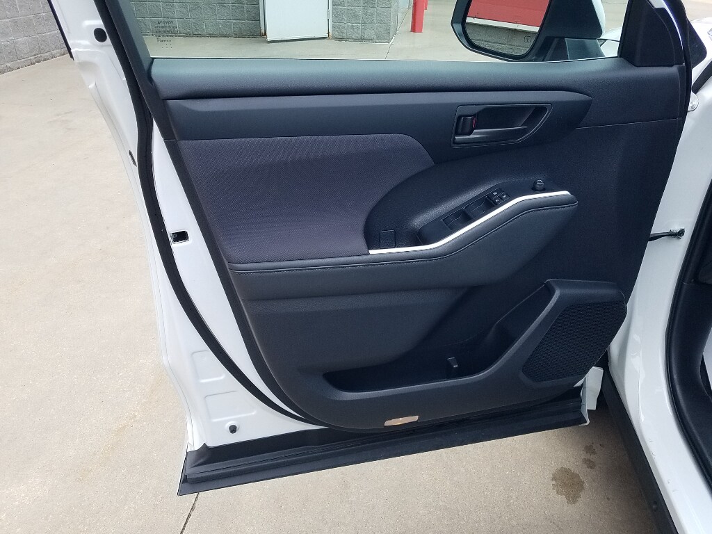 Used 2023 Toyota Highlander LE with VIN 5TDKDRBH6PS518609 for sale in Kansas City
