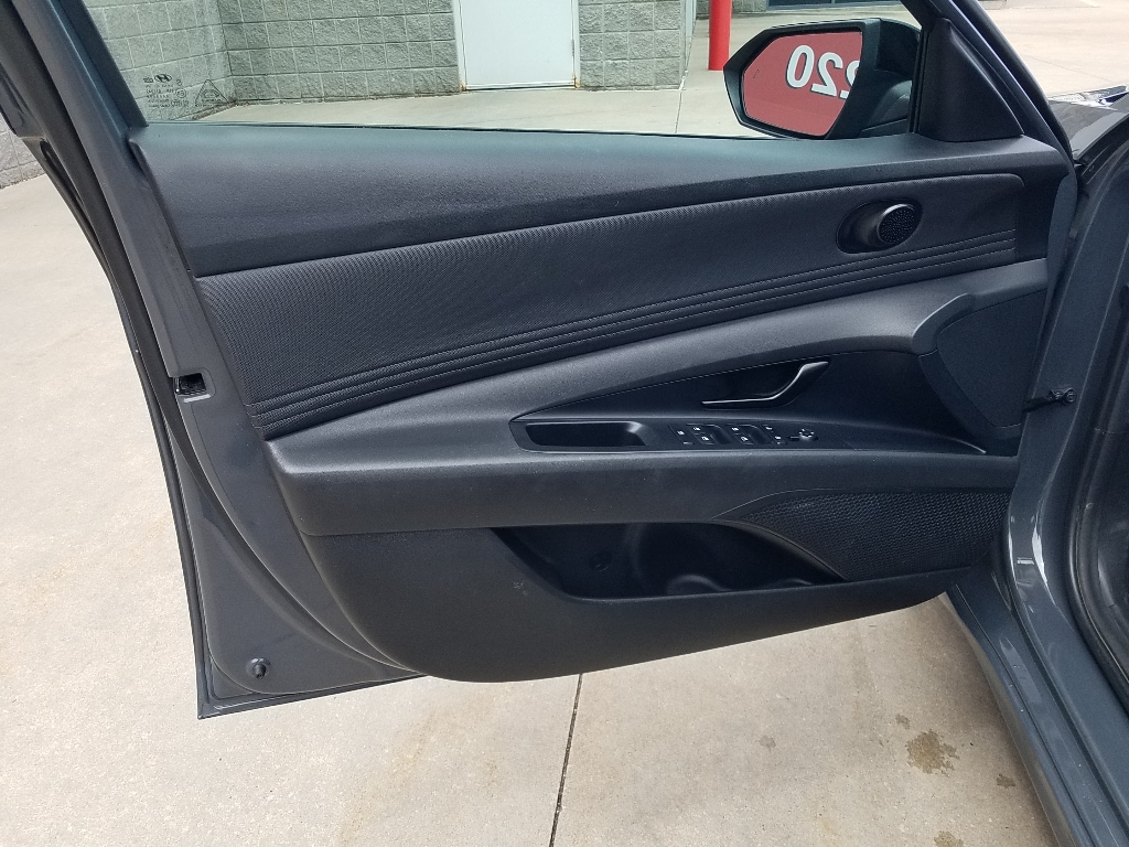 Used 2025 Hyundai Elantra SEL with VIN KMHLM4DG7SU908937 for sale in Kansas City