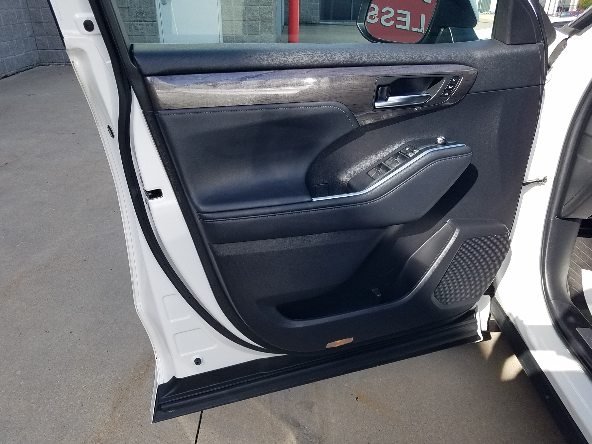 Used 2022 Toyota Highlander Limited with VIN 5TDDZRBH8NS208484 for sale in Kansas City