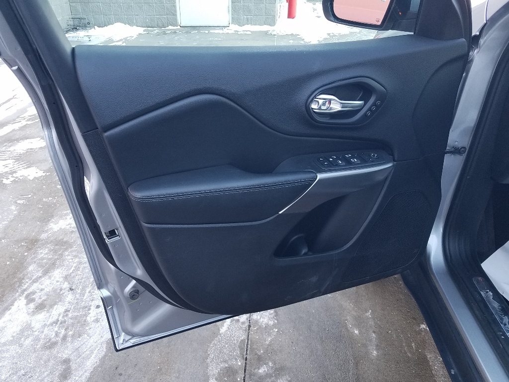 Used 2019 Jeep Cherokee Limited with VIN 1C4PJMDNXKD178969 for sale in Kansas City