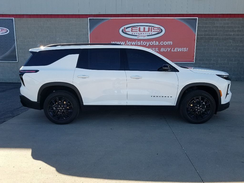 Used 2024 Chevrolet Traverse LT SUV
