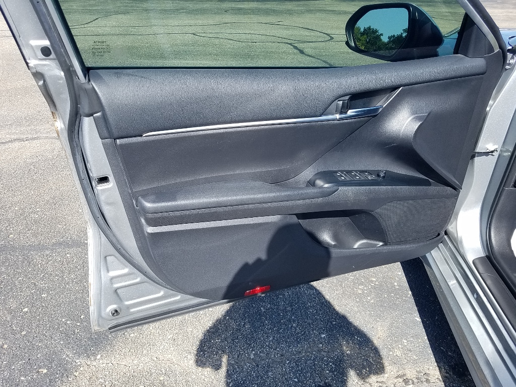 Used 2020 Toyota Camry SE with VIN 4T1G11AK8LU342161 for sale in Kansas City