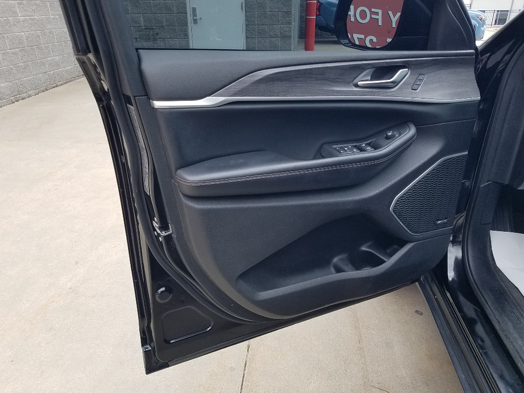 Used 2023 Jeep Grand Cherokee Limited with VIN 1C4RJHBGXPC562798 for sale in Kansas City