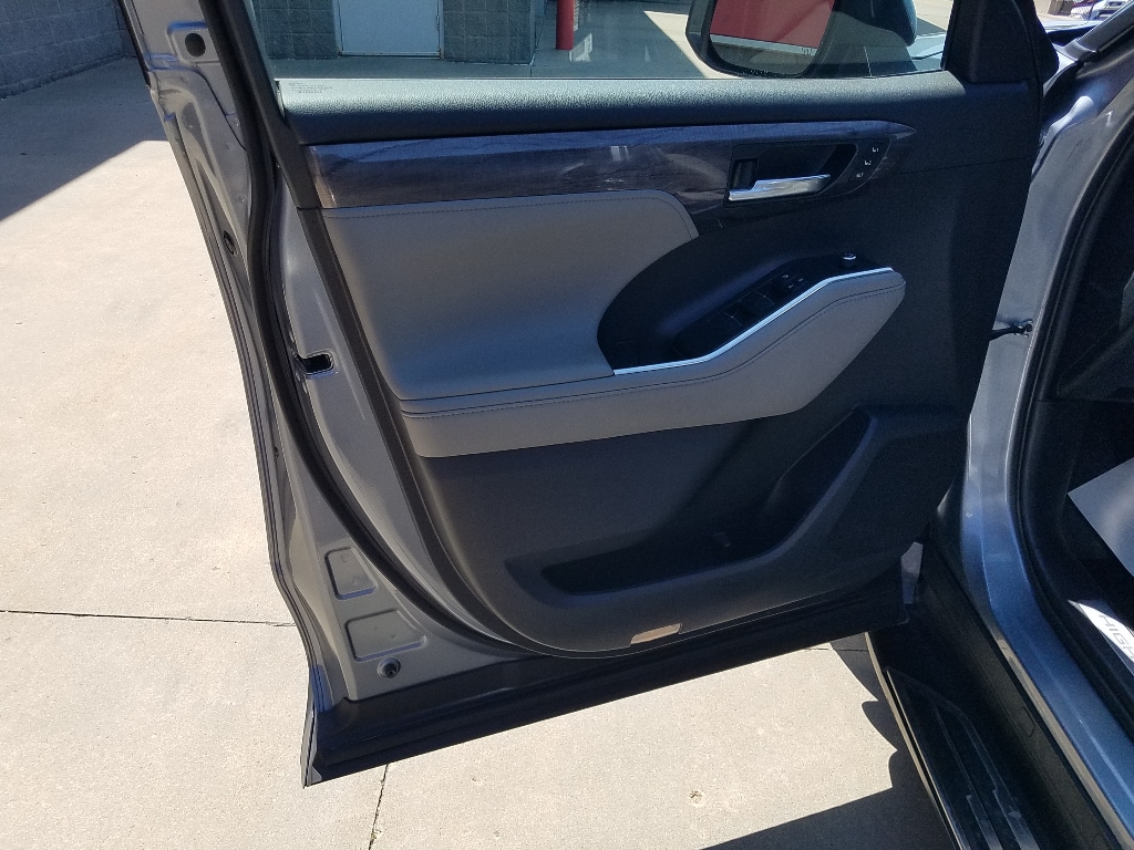 Used 2021 Toyota Highlander Limited with VIN 5TDDZRBH4MS157502 for sale in Kansas City