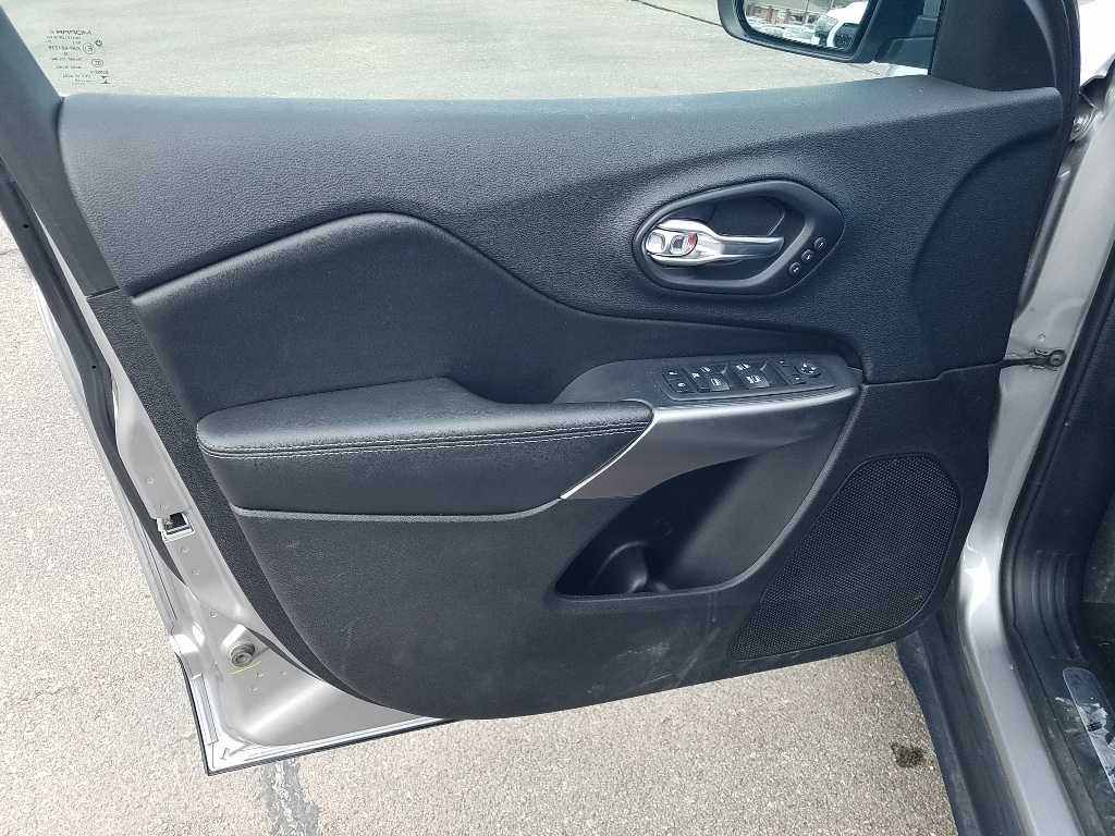 Used 2019 Jeep Cherokee Limited with VIN 1C4PJMDNXKD178969 for sale in Kansas City