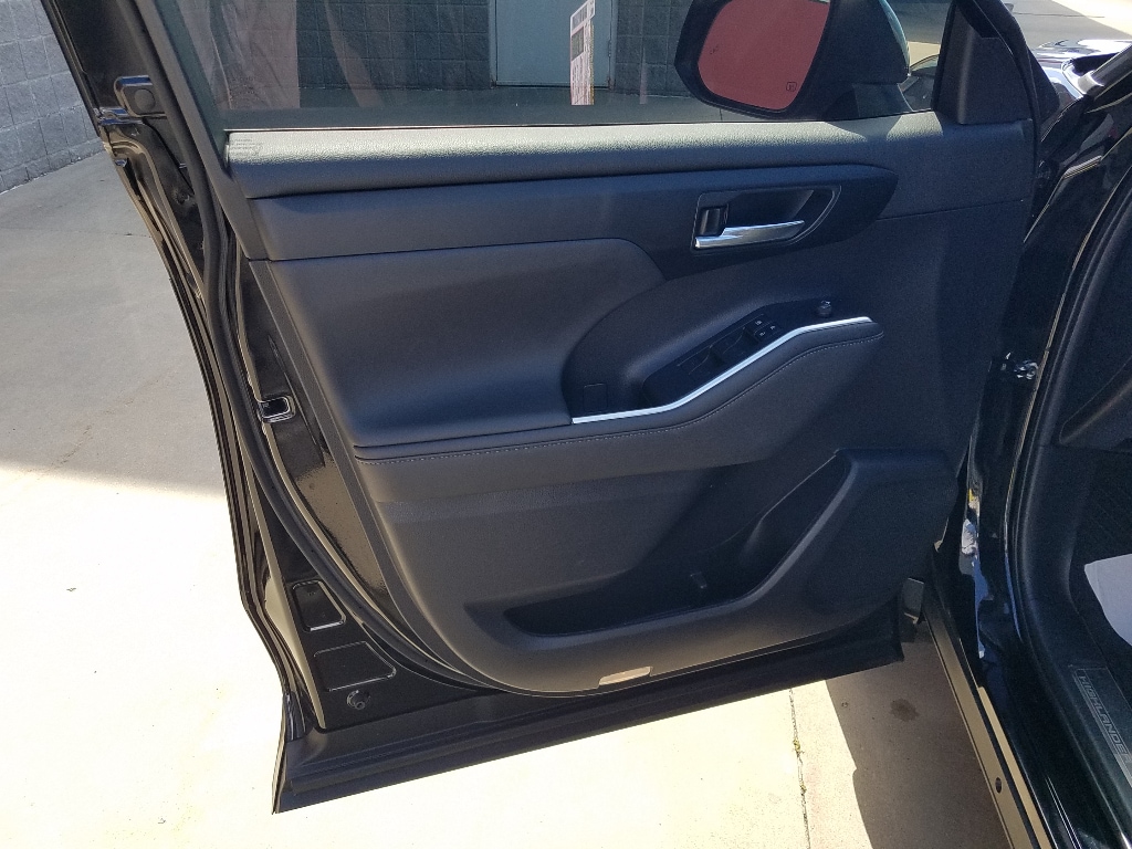 Used 2023 Toyota Highlander XLE with VIN 5TDKDRBH7PS023979 for sale in Kansas City