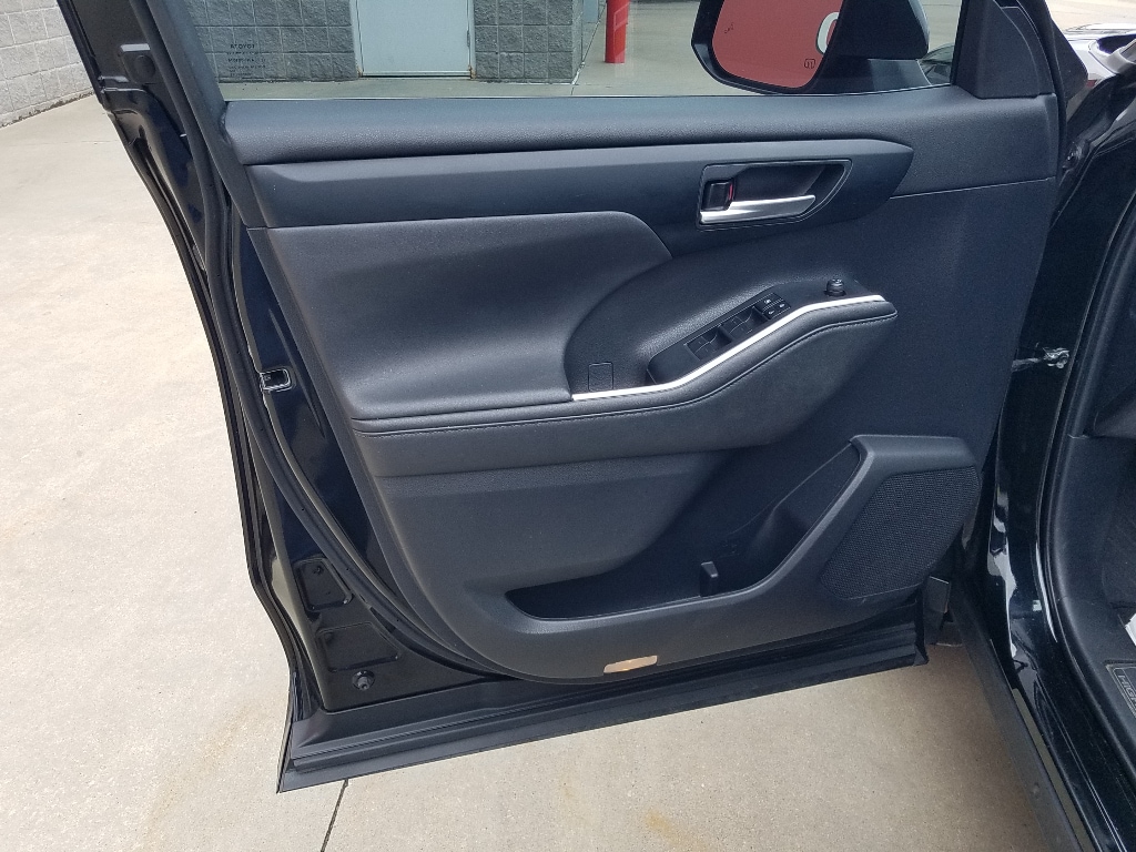 Used 2023 Toyota Highlander XLE with VIN 5TDKDRAH1PS025471 for sale in Kansas City