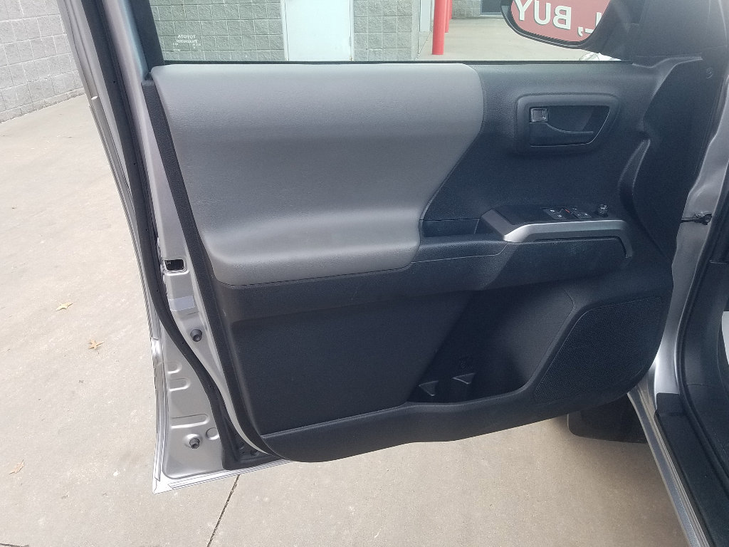 Used 2021 Toyota Tacoma SR5 with VIN 3TYSZ5AN7MT046387 for sale in Kansas City