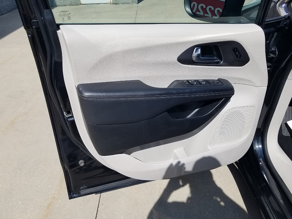 Used 2023 Chrysler Pacifica Touring L with VIN 2C4RC1BG7PR586601 for sale in Kansas City