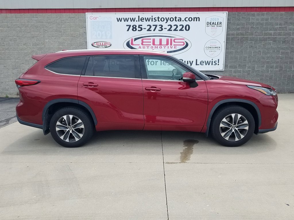 Used 2022 Toyota Highlander XLE with VIN 5TDGZRBH8NS175774 for sale in Kansas City