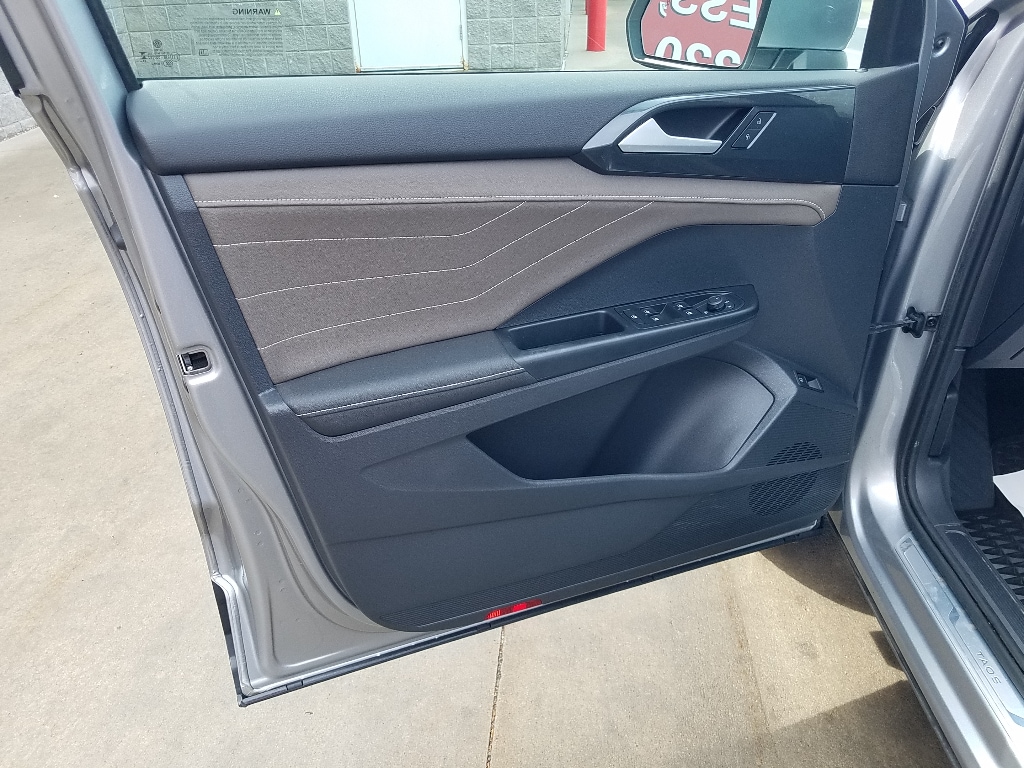 Used 2024 Volkswagen Taos SEL with VIN 3VV4X7B28RM008847 for sale in Kansas City