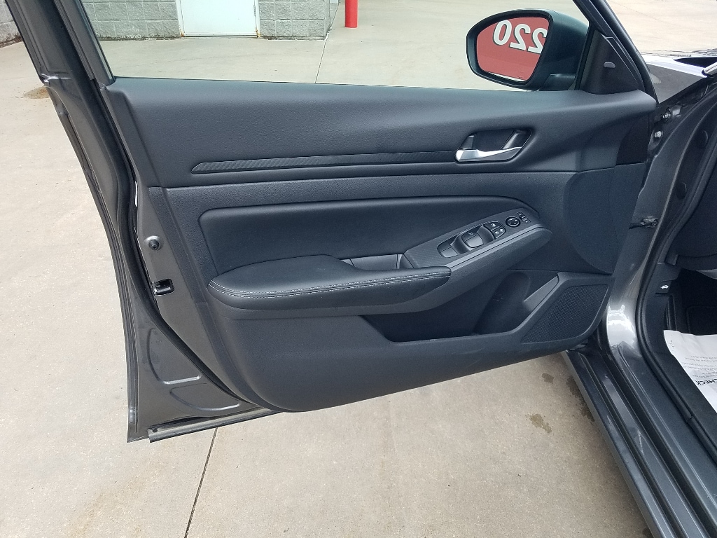 Used 2025 Nissan Altima SV with VIN 1N4BL4DV9SN341485 for sale in Kansas City