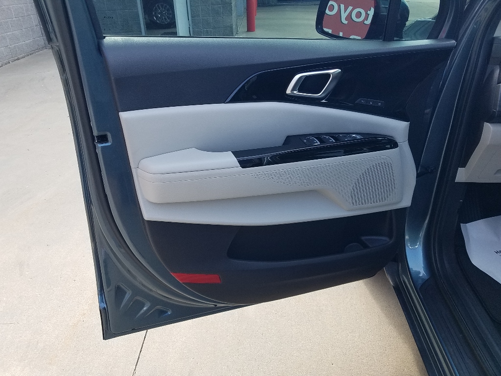 Used 2023 Kia Carnival SX with VIN KNDNE5H39P6274825 for sale in Kansas City