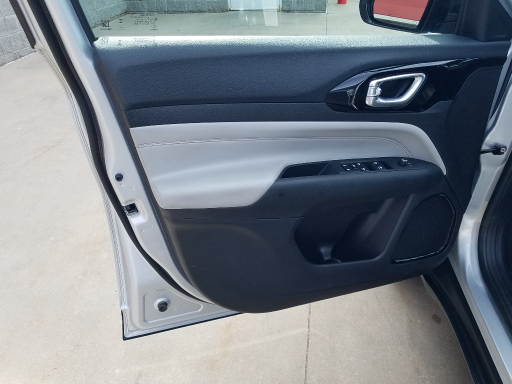 Used 2025 Jeep Compass Limited with VIN 3C4NJDCN7ST513818 for sale in Kansas City