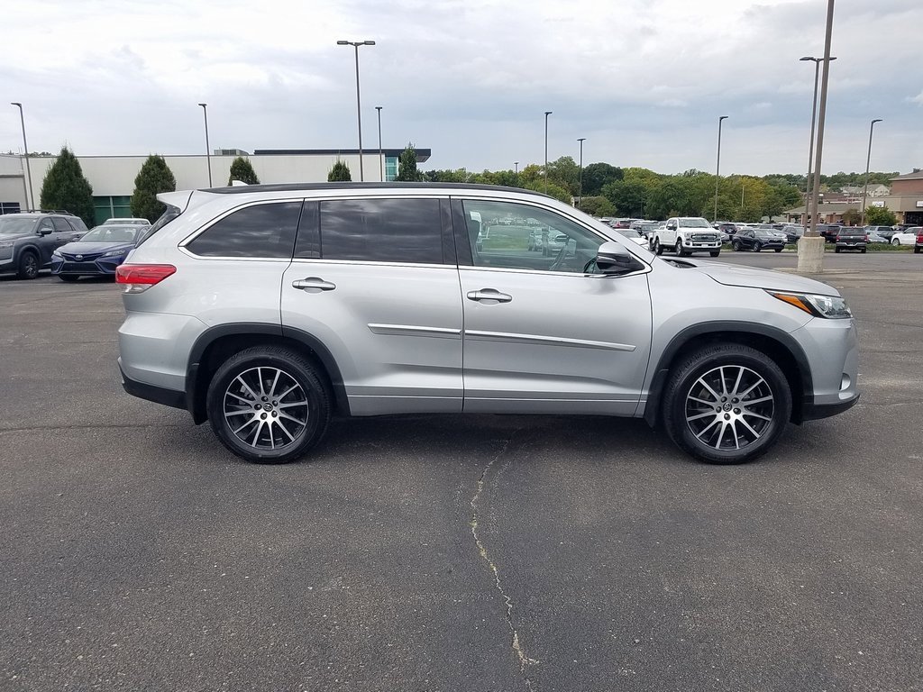 Used 2018 Toyota Highlander SE with VIN 5TDJZRFHXJS901645 for sale in Topeka, KS