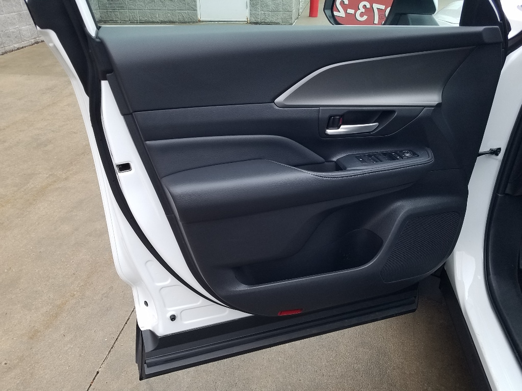 Used 2025 Toyota Grand Highlander XLE with VIN 5TDAAAB56SS094837 for sale in Kansas City