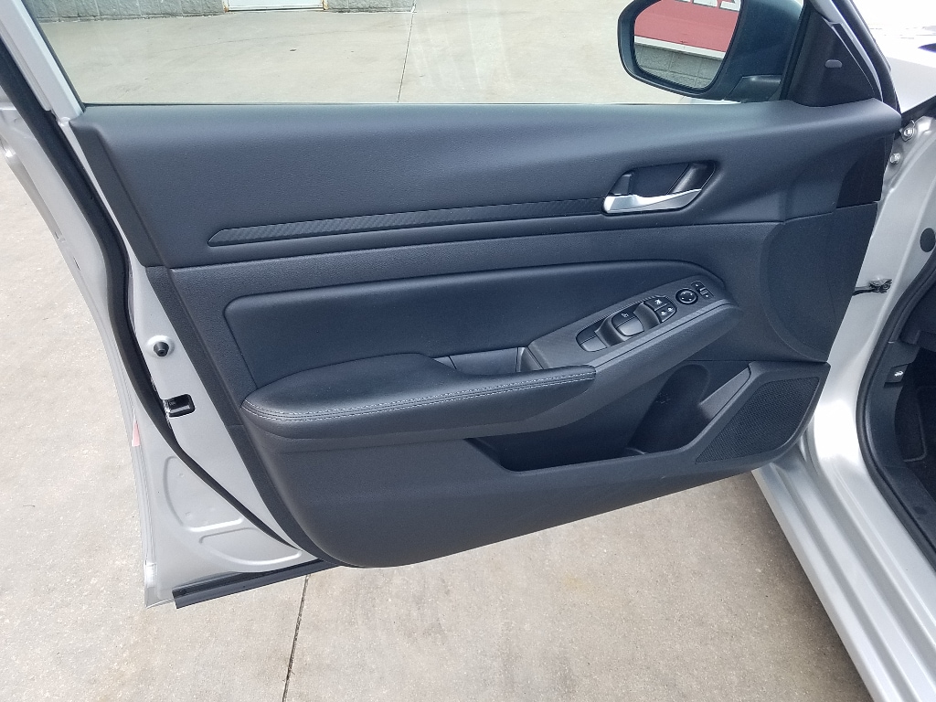 Used 2024 Nissan Altima SV with VIN 1N4BL4DV2RN360826 for sale in Kansas City