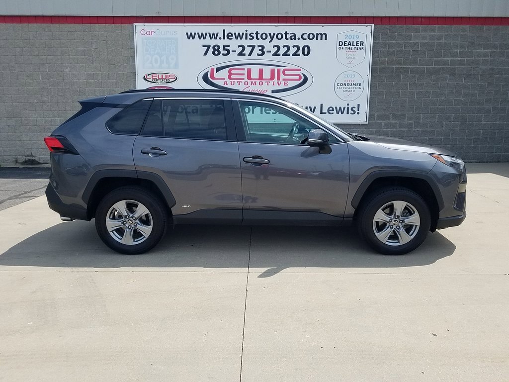 Used 2022 Toyota RAV4 XLE with VIN 2T3P1RFV0NW276510 for sale in Kansas City