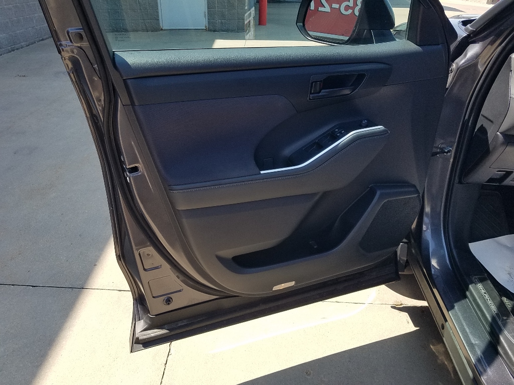 Used 2024 Toyota Highlander LE with VIN 5TDKDRBH8RS557558 for sale in Kansas City