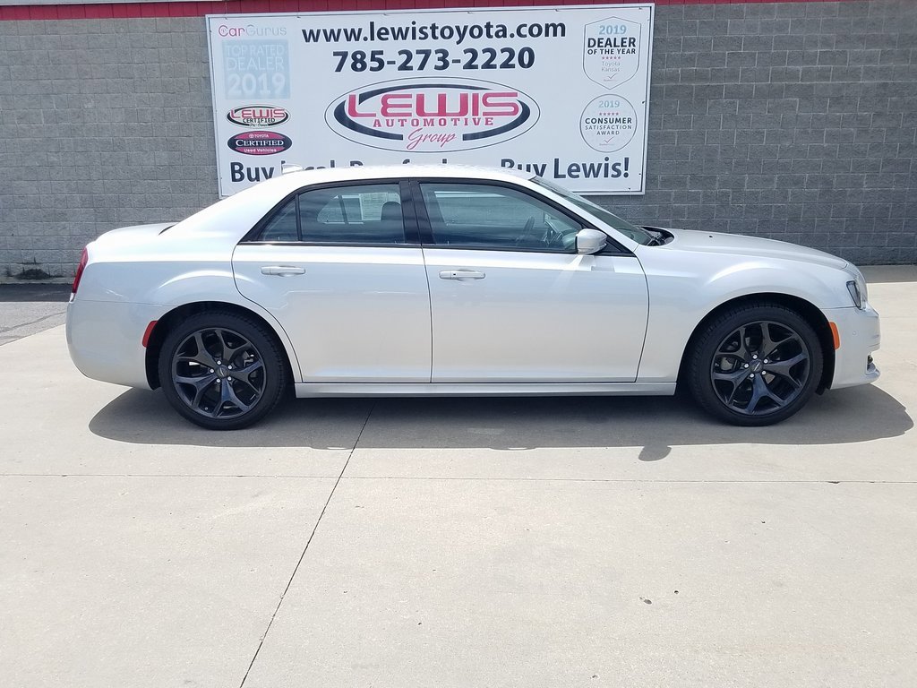 Used 2022 Chrysler 300 Touring L with VIN 2C3CCADG5NH184537 for sale in Topeka, KS