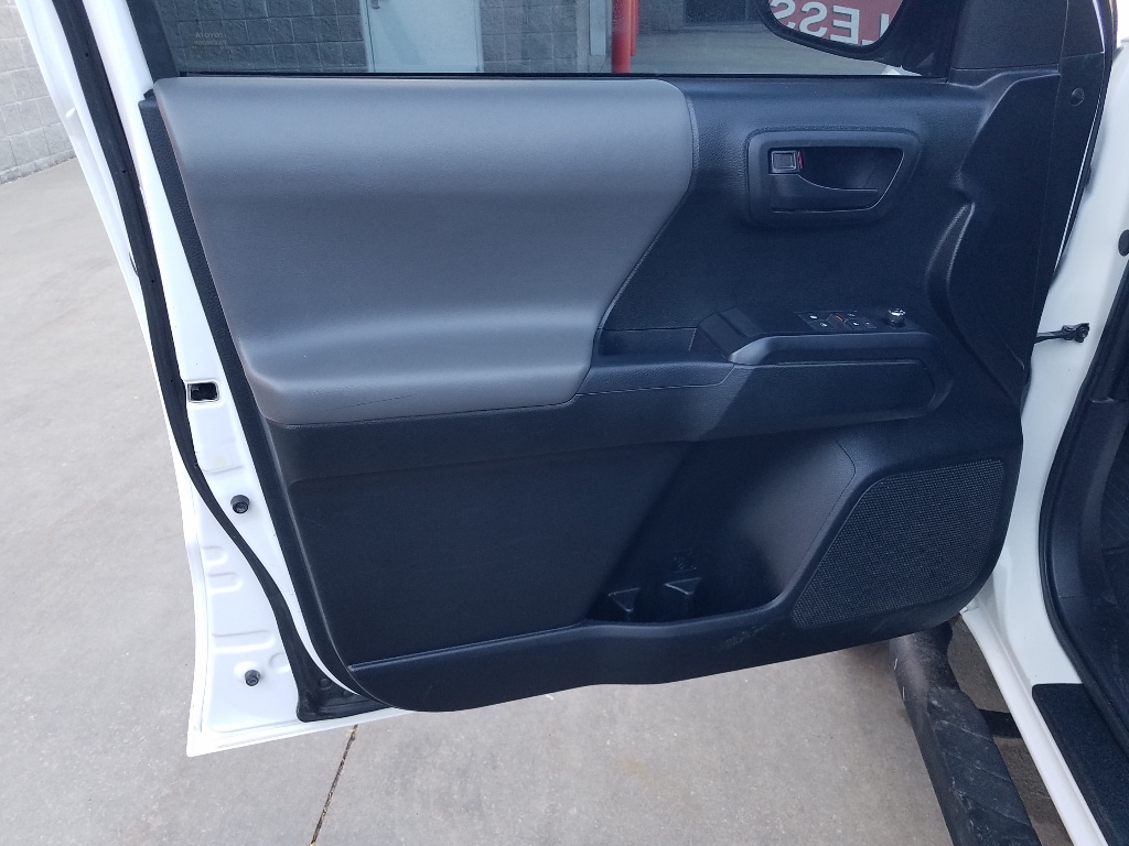 Used 2016 Toyota Tacoma SR with VIN 5TFRX5GN2GX073809 for sale in Kansas City