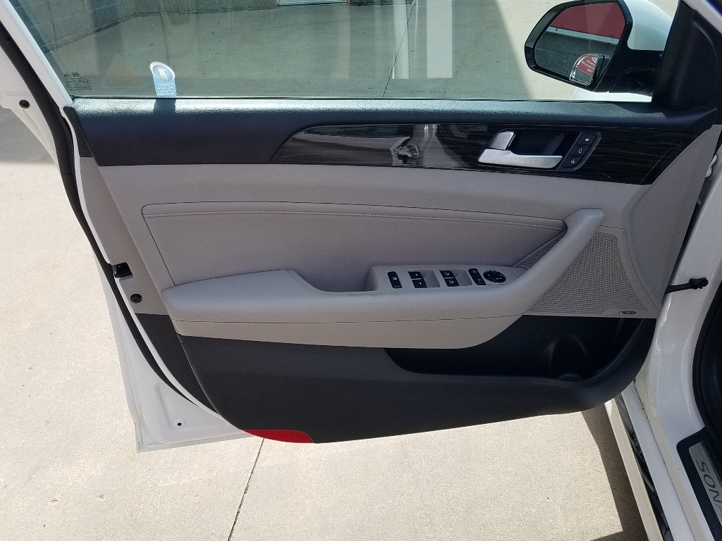 Used 2017 Hyundai Sonata Hybrid Limited with VIN KMHE34L18HA045035 for sale in Kansas City