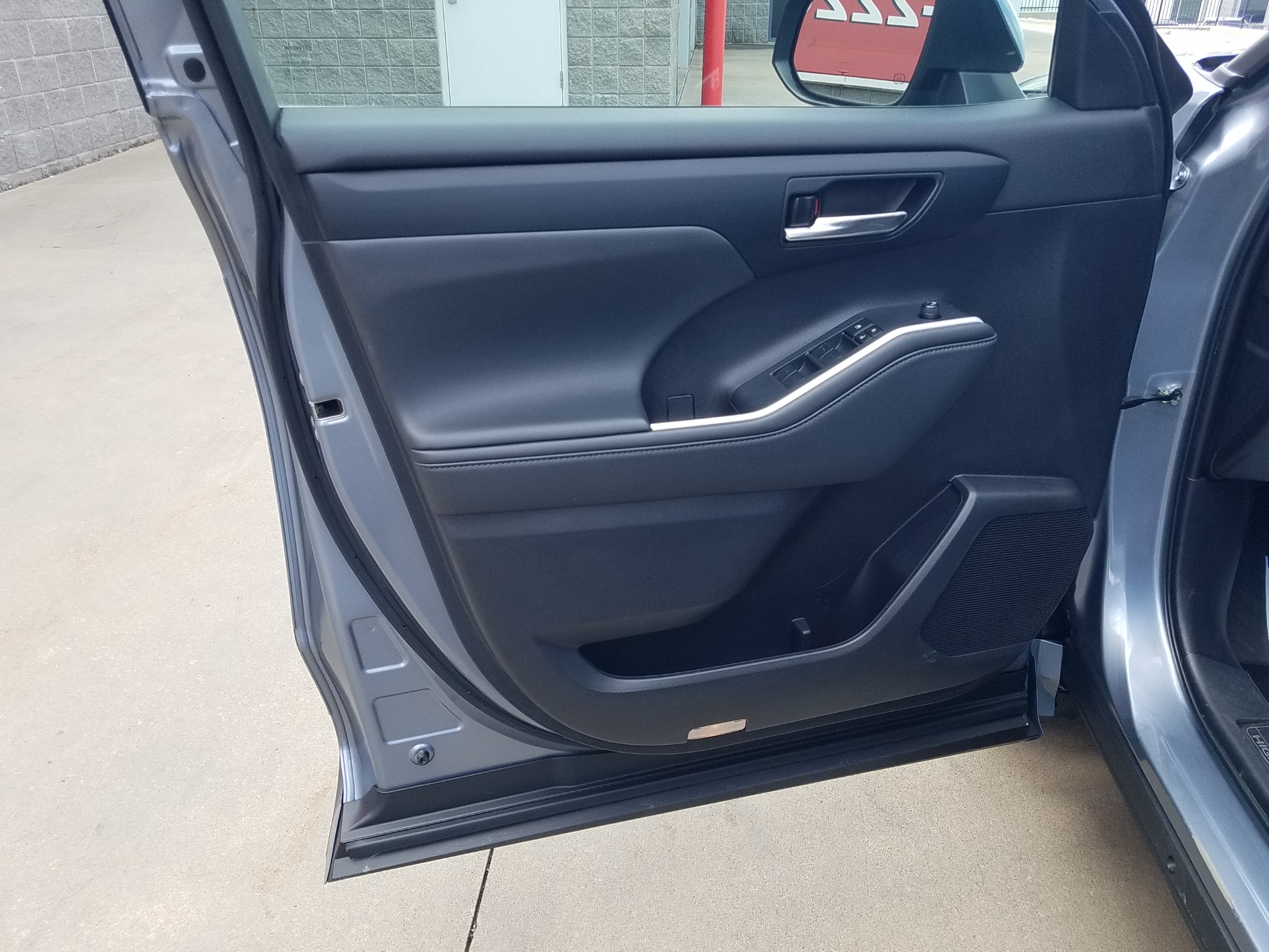 Used 2022 Toyota Highlander XLE with VIN 5TDGZRBH8NS244351 for sale in Kansas City