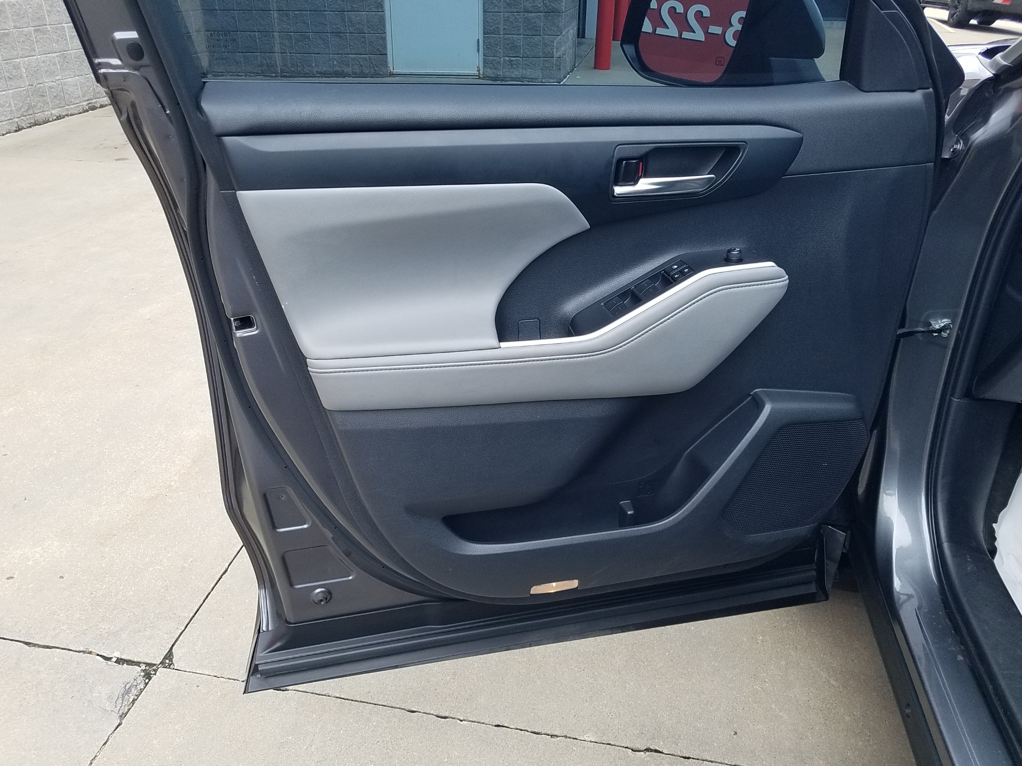 Used 2023 Toyota Highlander XLE with VIN 5TDKDRBH6PS503026 for sale in Kansas City