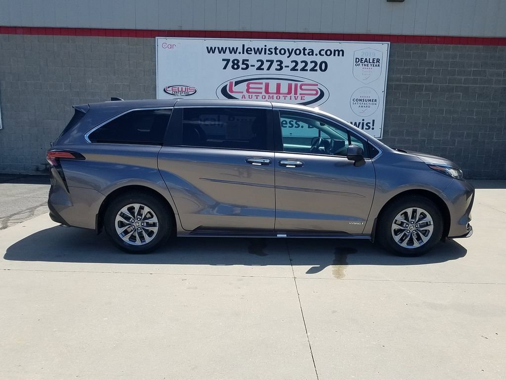 Used 2021 Toyota Sienna XLE with VIN 5TDYRKEC9MS009628 for sale in Kansas City