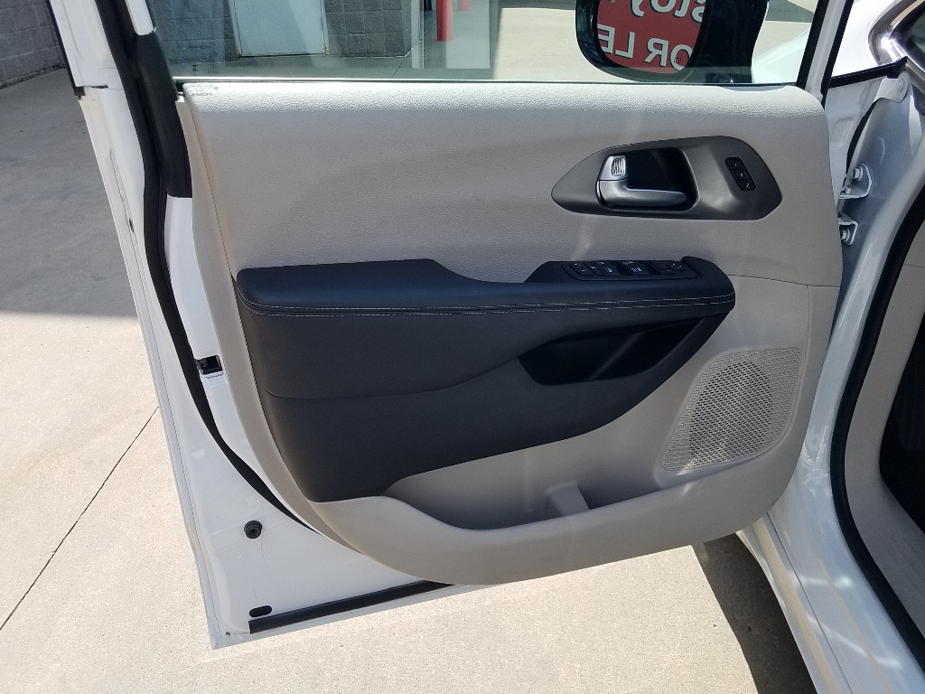 Used 2024 Chrysler Pacifica Touring L with VIN 2C4RC1BG7RR124297 for sale in Kansas City