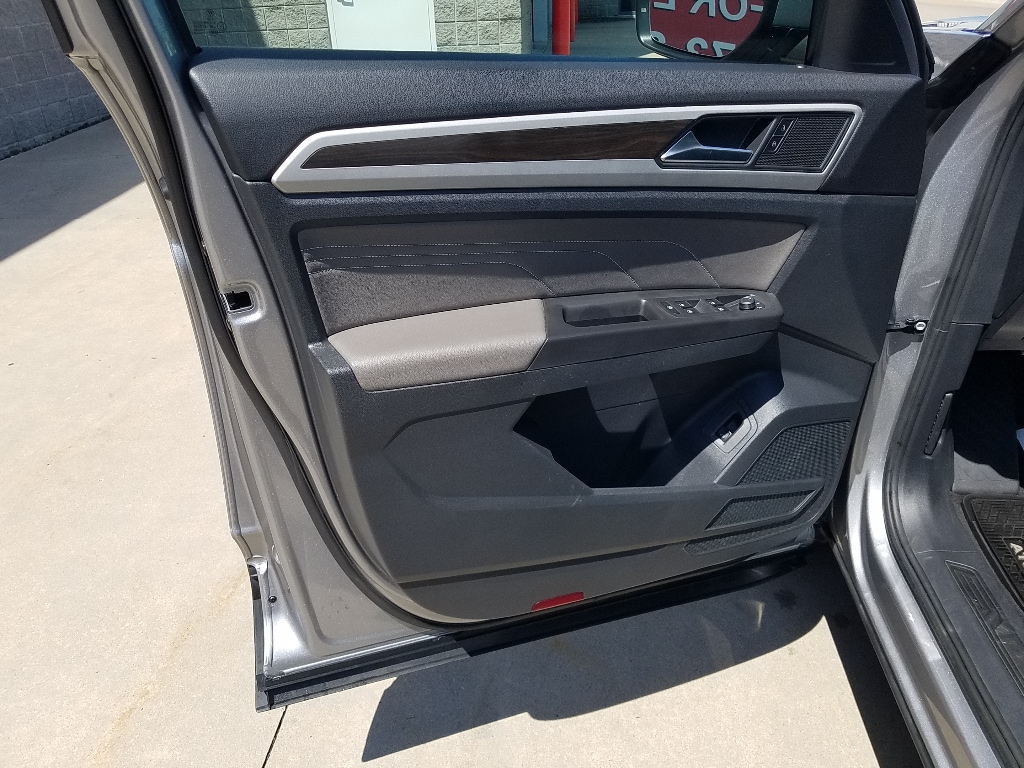 Used 2022 Volkswagen Atlas SE w/Tech with VIN 1V2KR2CA7NC528895 for sale in Kansas City