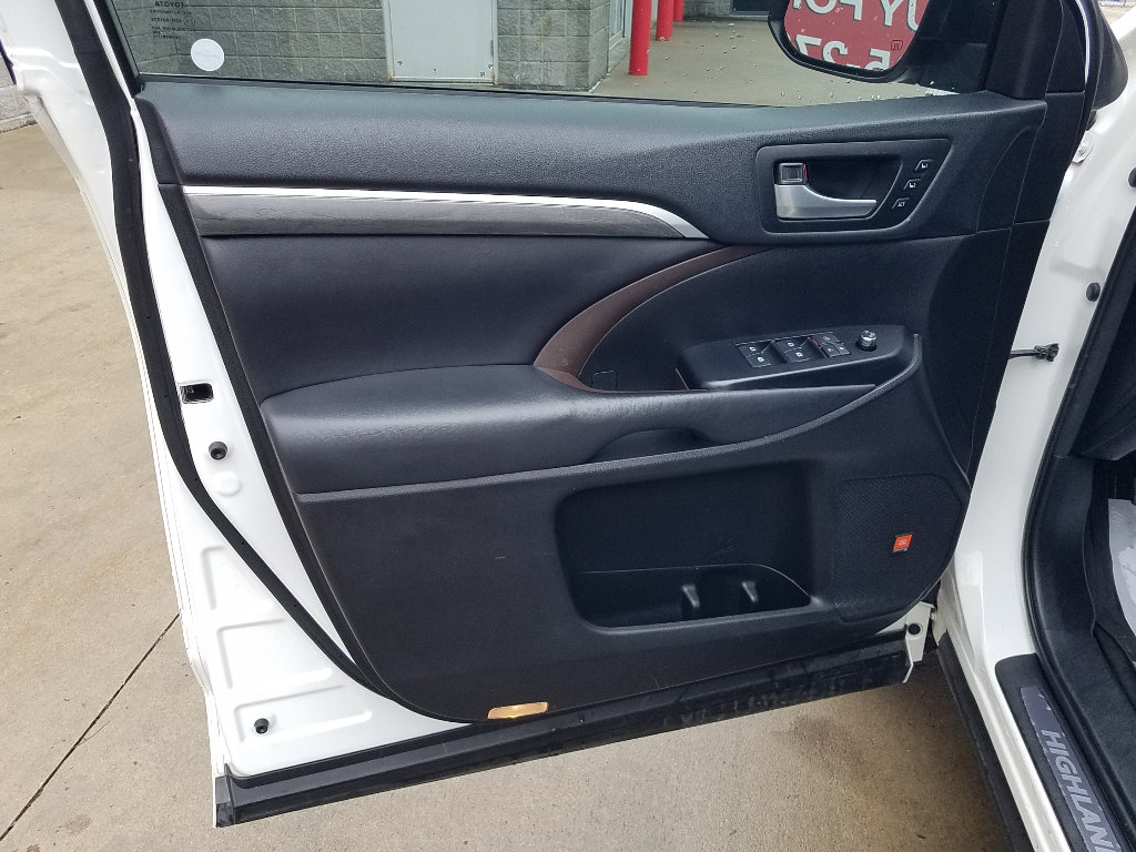 Used 2018 Toyota Highlander Limited with VIN 5TDDZRFH8JS859800 for sale in Kansas City