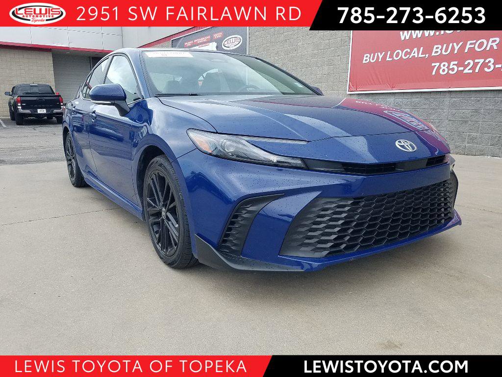 2025 Toyota Camry SE's photo