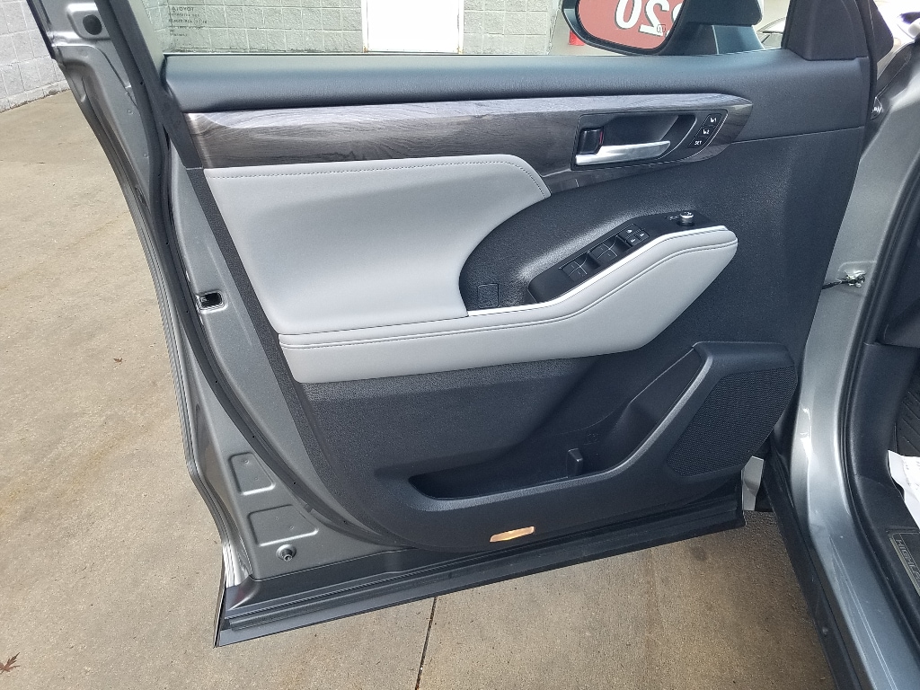 Certified 2025 Toyota Highlander Limited with VIN 5TDKDRBH7SS578360 for sale in Kansas City