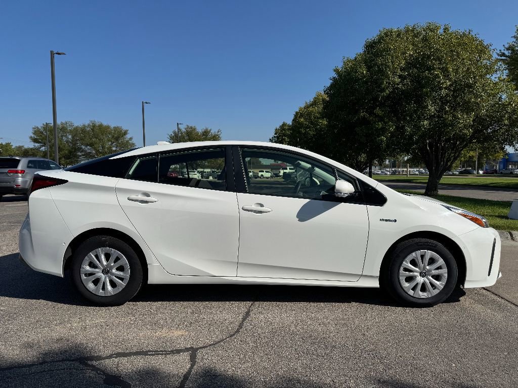 2020 Toyota Prius LE photo 2
