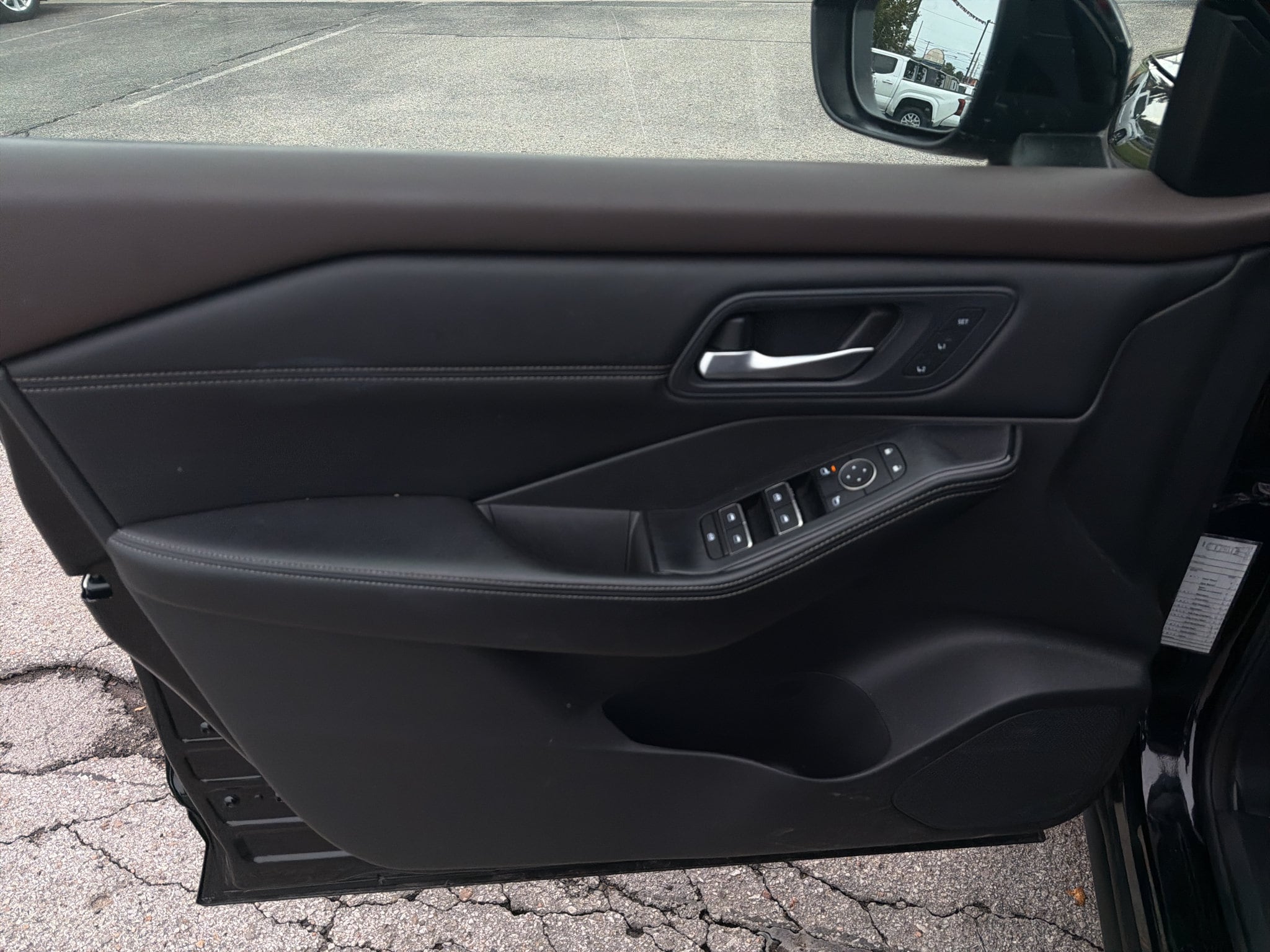 2025 Nissan Rogue SV - Photo 10