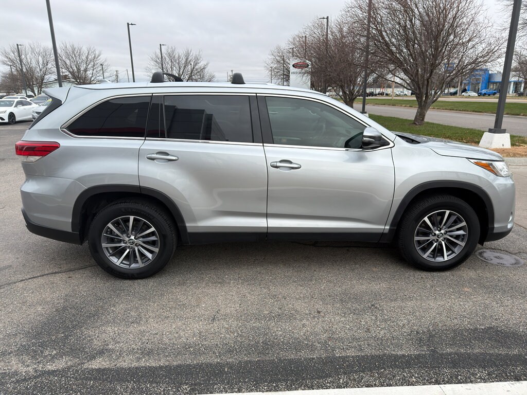 2019 Toyota Highlander XLE photo 2